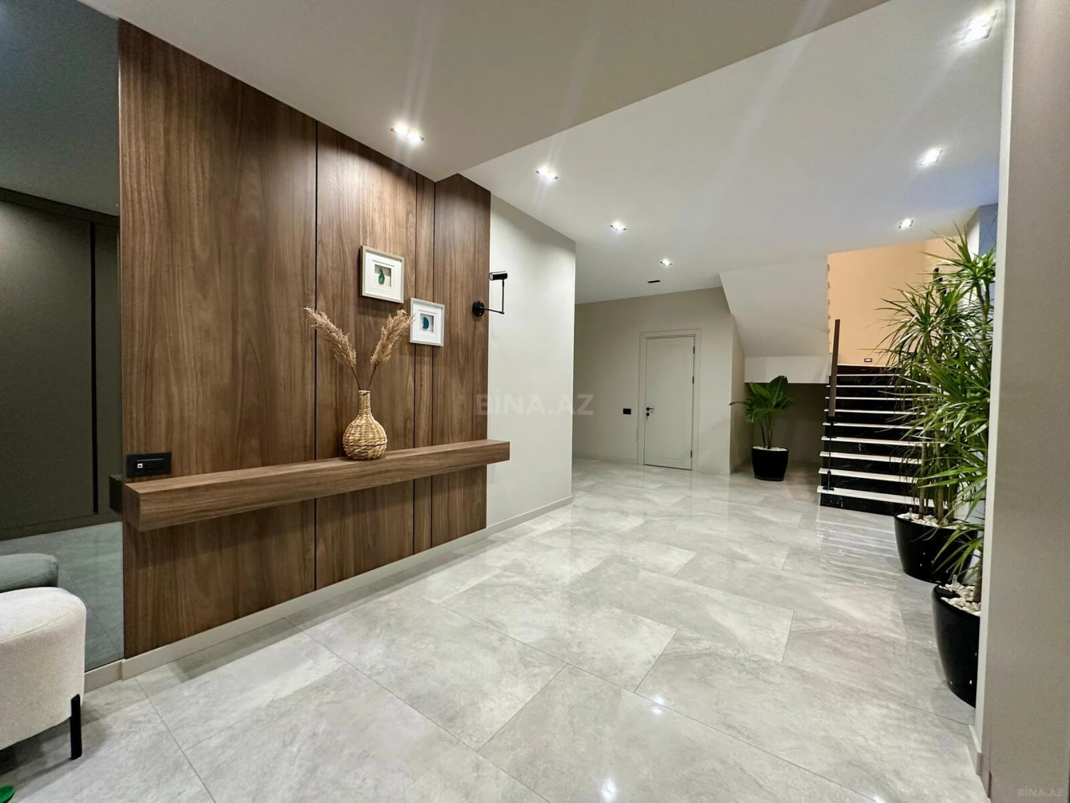 Satılır 5 otaqlı həyət evi 300 m²