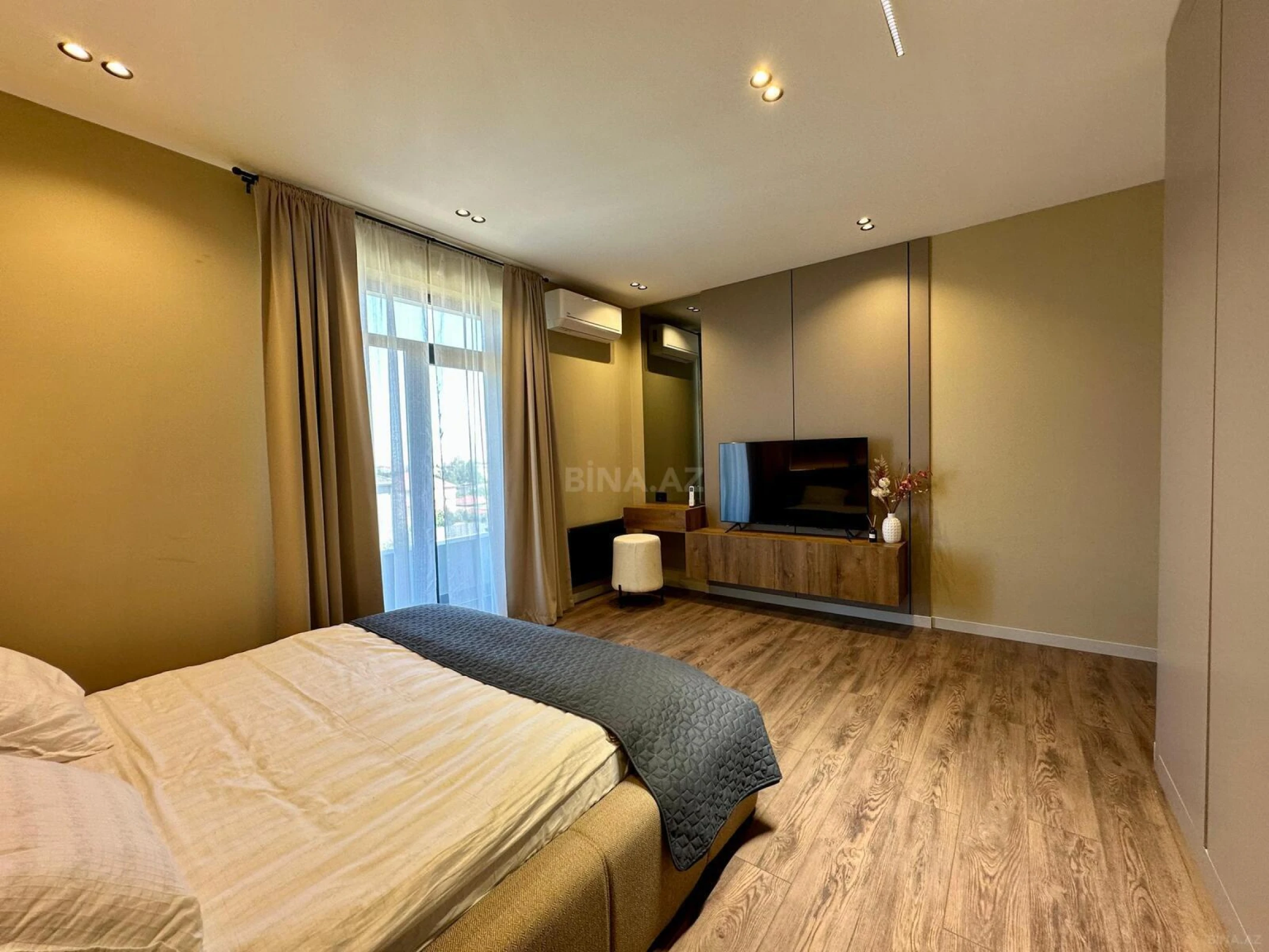 Satılır 5 otaqlı həyət evi 300 m²