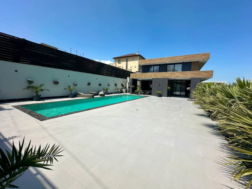 Satılır 5 otaqlı həyət evi 300 m²