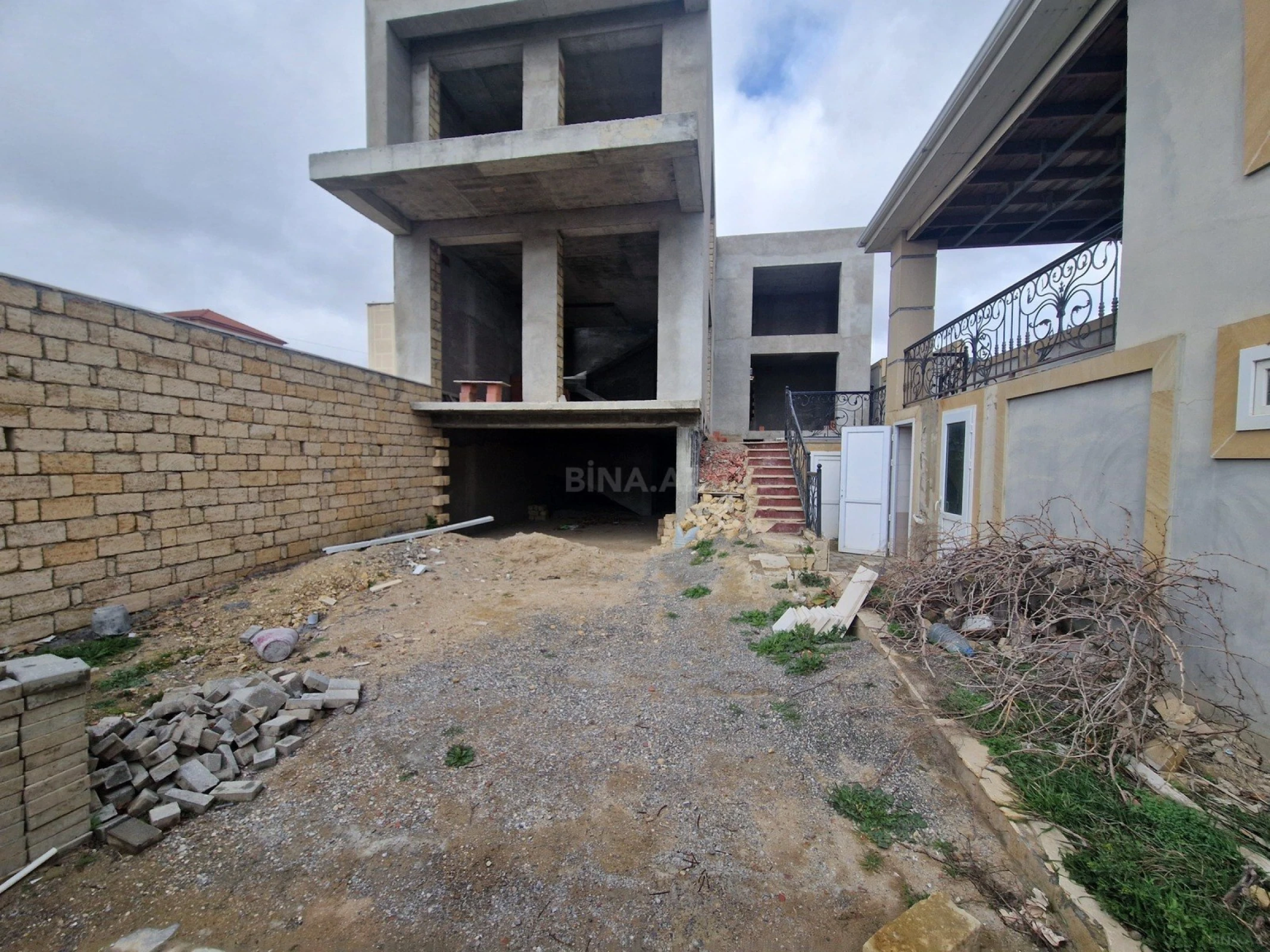 Satılır 5 otaqlı həyət evi 450 m²