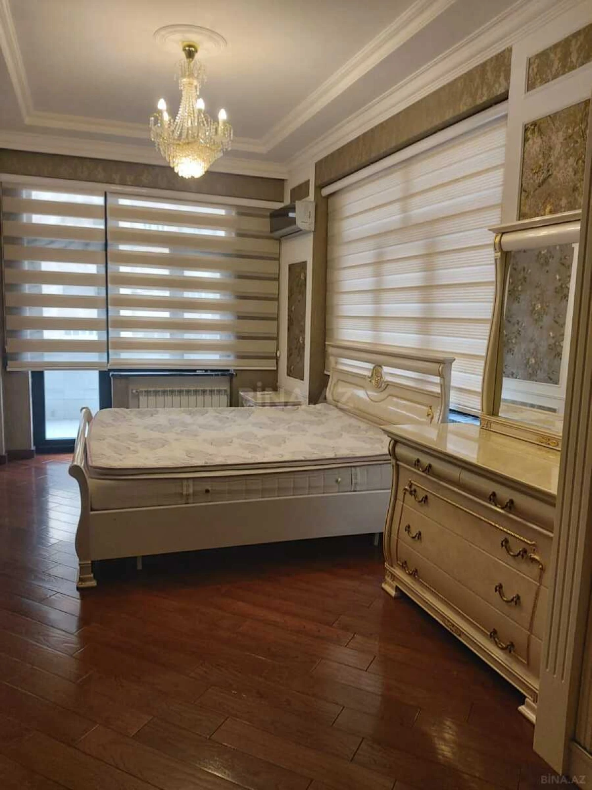Satılır 3 otaqlı mənzil 160 m²