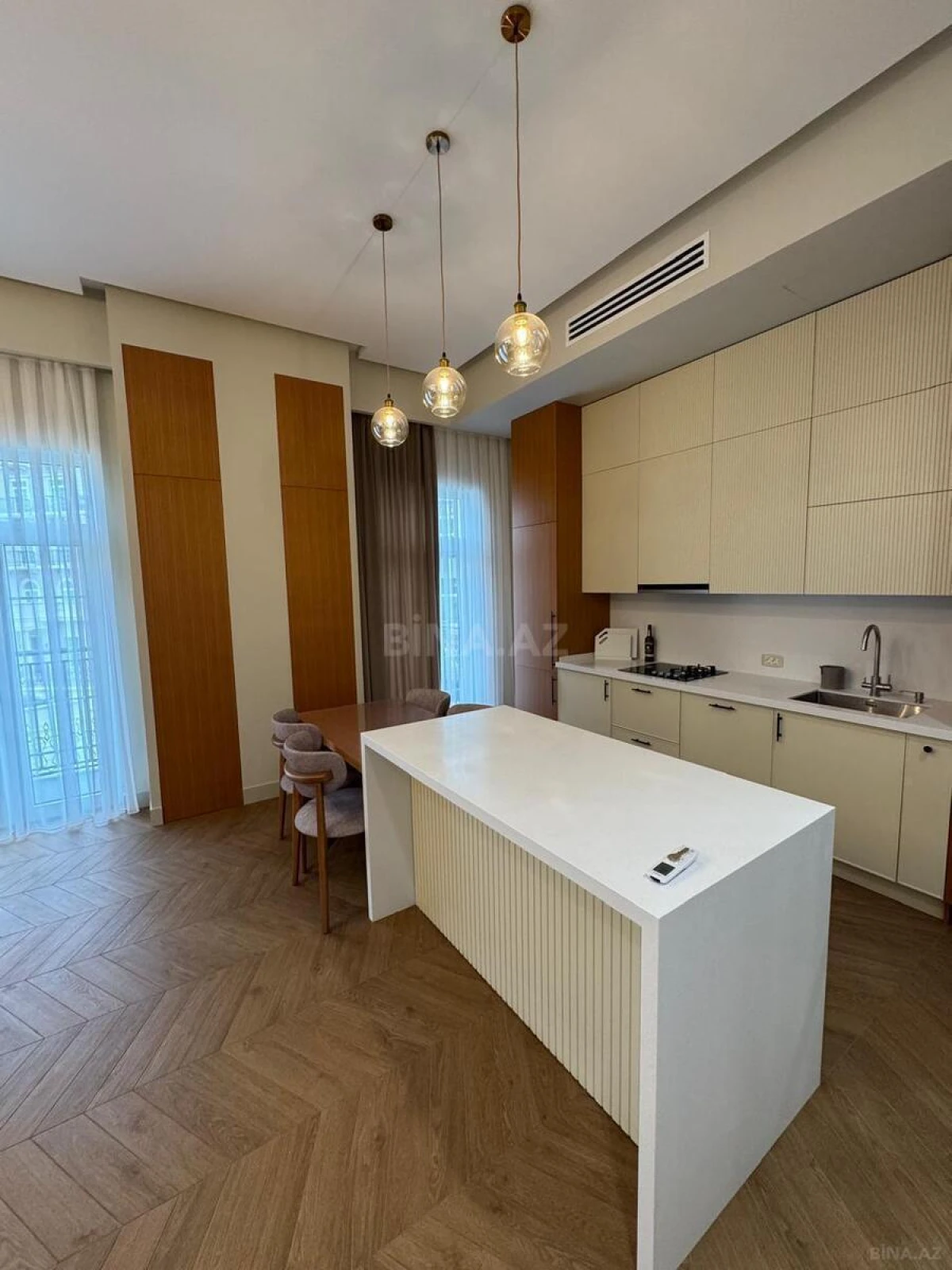 Kirayə verilir 4 otaqlı mənzil 152 m²