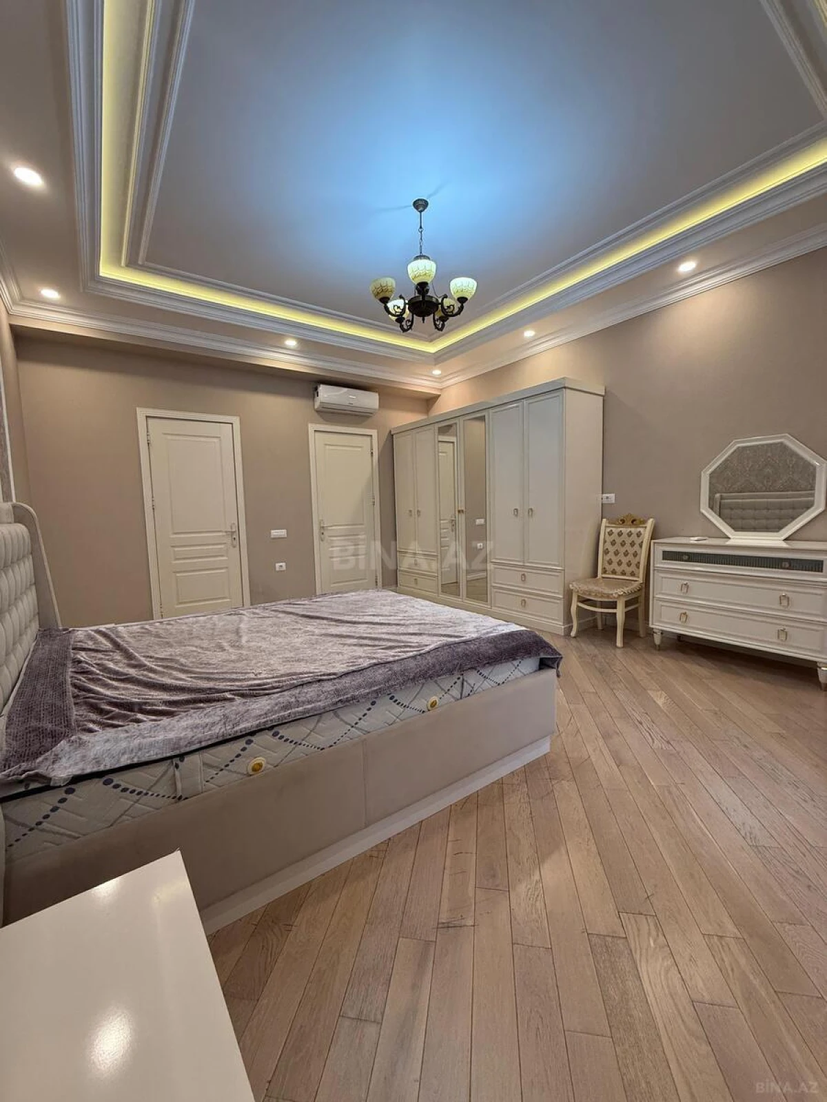Kirayə verilir 3 otaqlı mənzil 130 m²