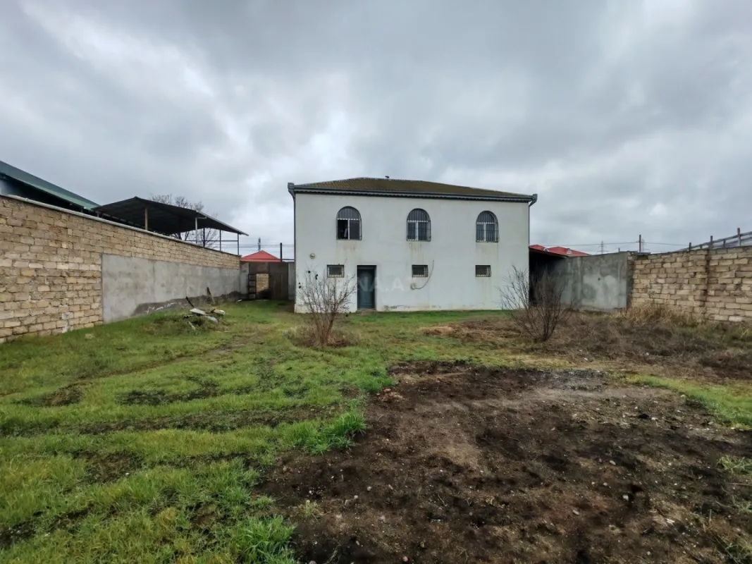 Satılır 7 otaqlı həyət evi 200 m²