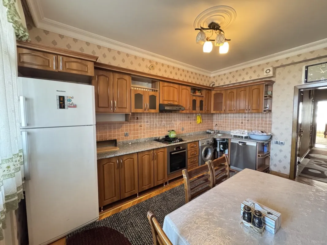 Kirayə verilir 3 otaqlı mənzil 122 m²