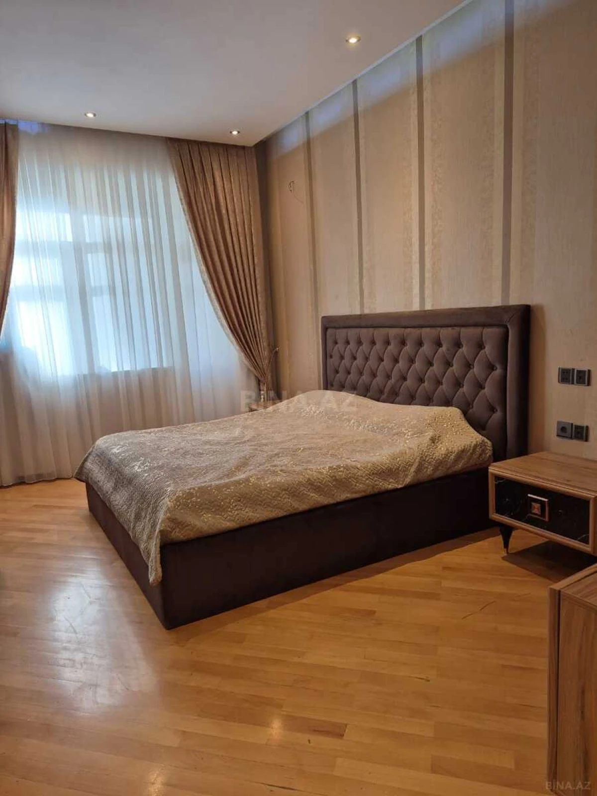 Satılır 3 otaqlı mənzil 134 m²