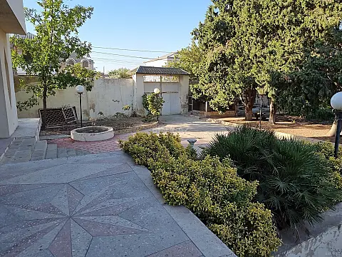 Satılır 4 otaqlı həyət evi 252 m²