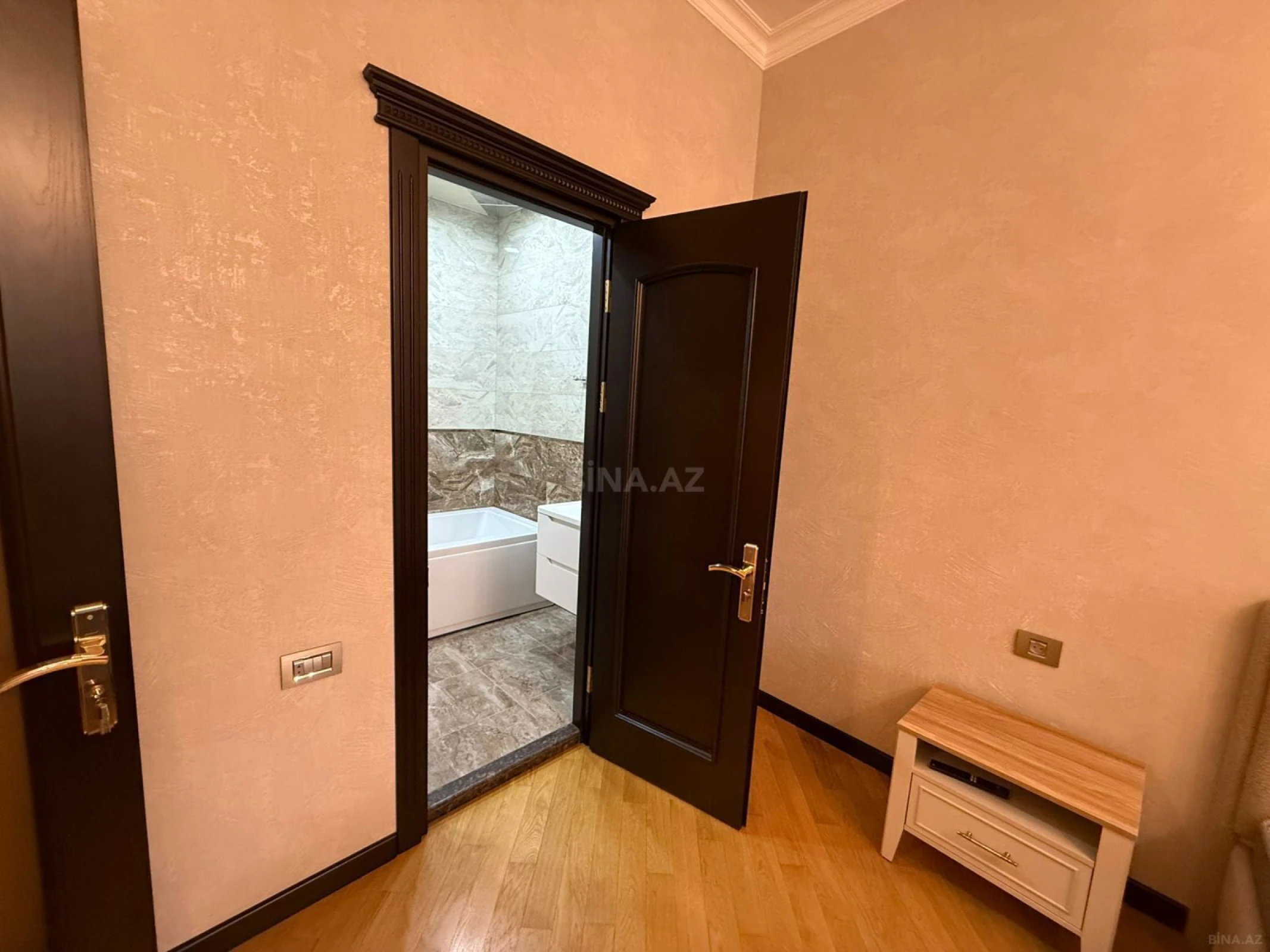 Kirayə verilir 3 otaqlı mənzil 166 m²