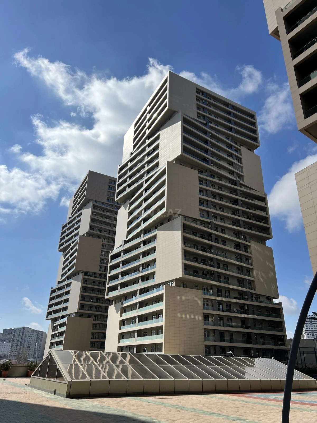 Satılır 2 otaqlı mənzil 98 m²