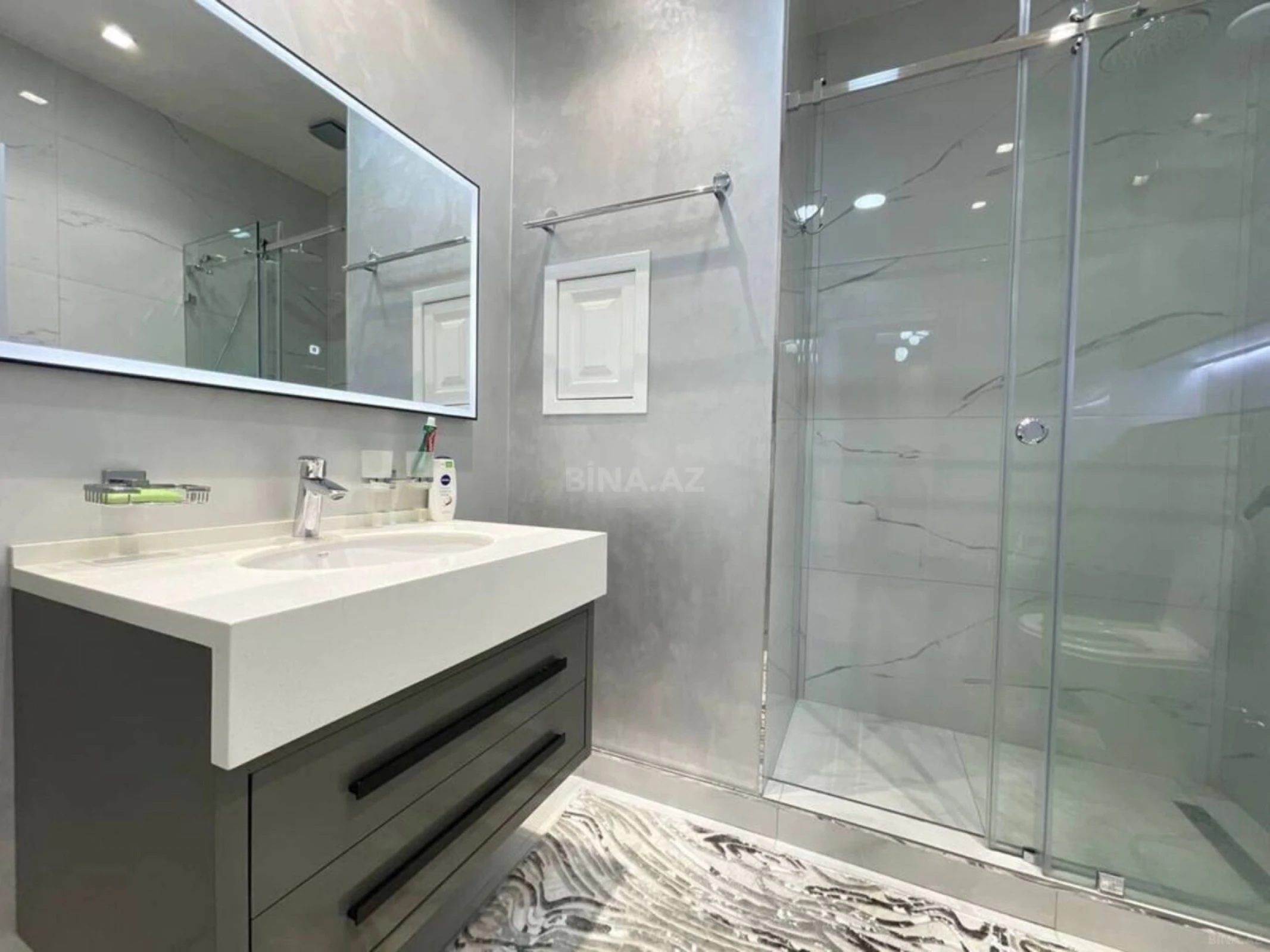 Kirayə verilir 3 otaqlı mənzil 130 m²