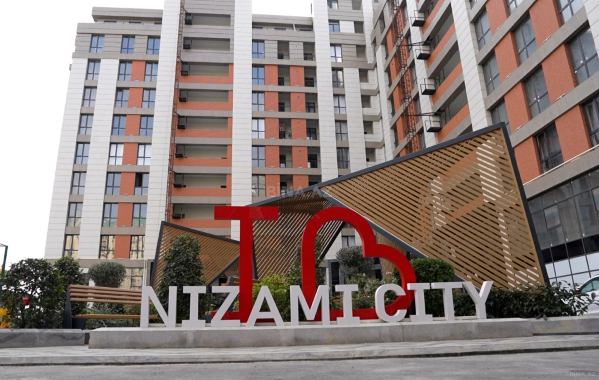 Satılır 3 otaqlı mənzil 121 m²