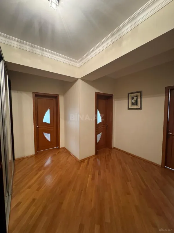 Satılır 4 otaqlı mənzil 185 m²
