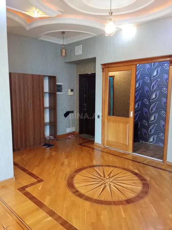 Kirayə verilir 4 otaqlı mənzil 200 m²