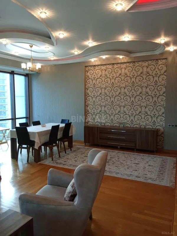 Kirayə verilir 4 otaqlı mənzil 200 m²