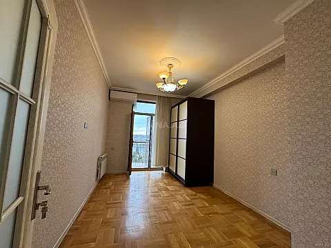 Satılır 2 otaqlı mənzil 61 m²