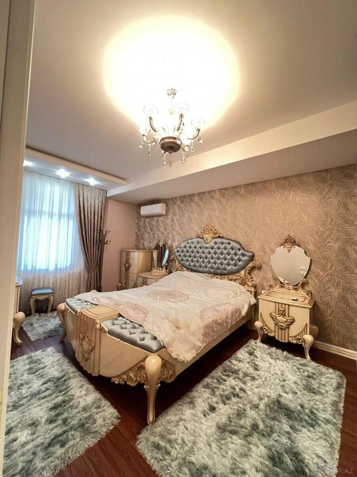 Satılır 4 otaqlı mənzil 179 m²