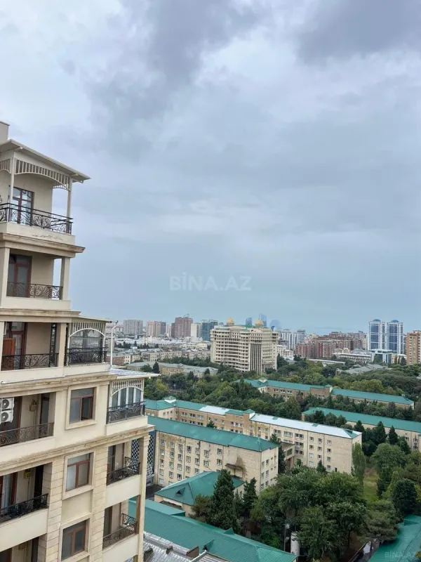 Satılır 4 otaqlı mənzil 179 m²