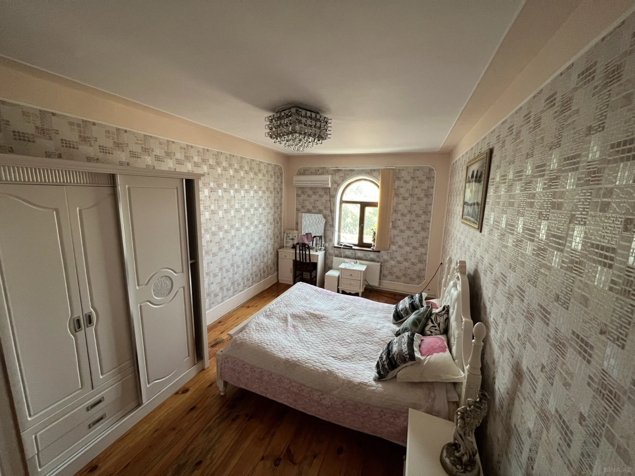 Satılır 9 otaqlı həyət evi 370 m²