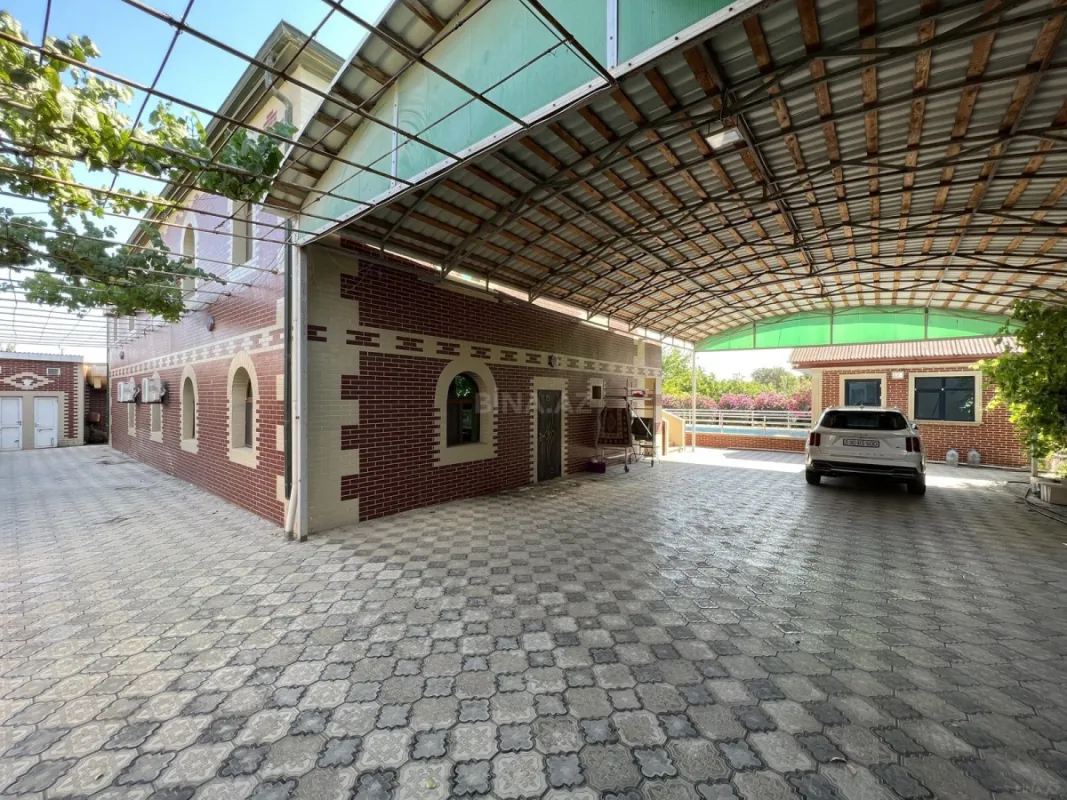 Satılır 9 otaqlı həyət evi 370 m²