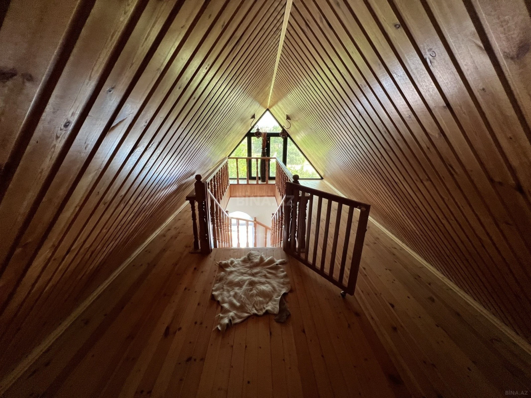 Satılır 9 otaqlı həyət evi 370 m²