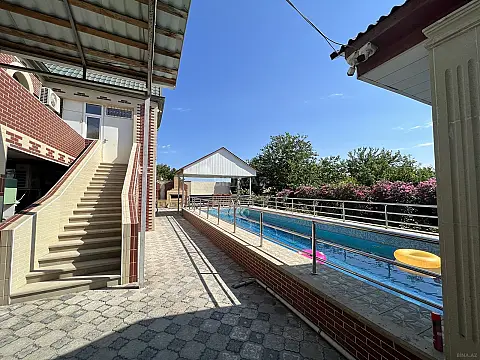 Satılır 9 otaqlı həyət evi 370 m²