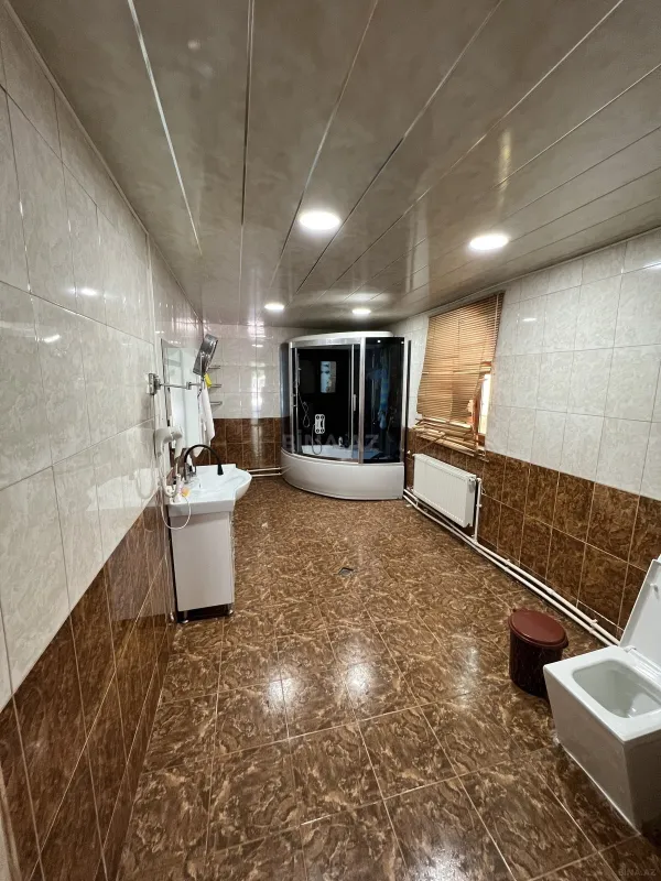 Satılır 9 otaqlı həyət evi 370 m²