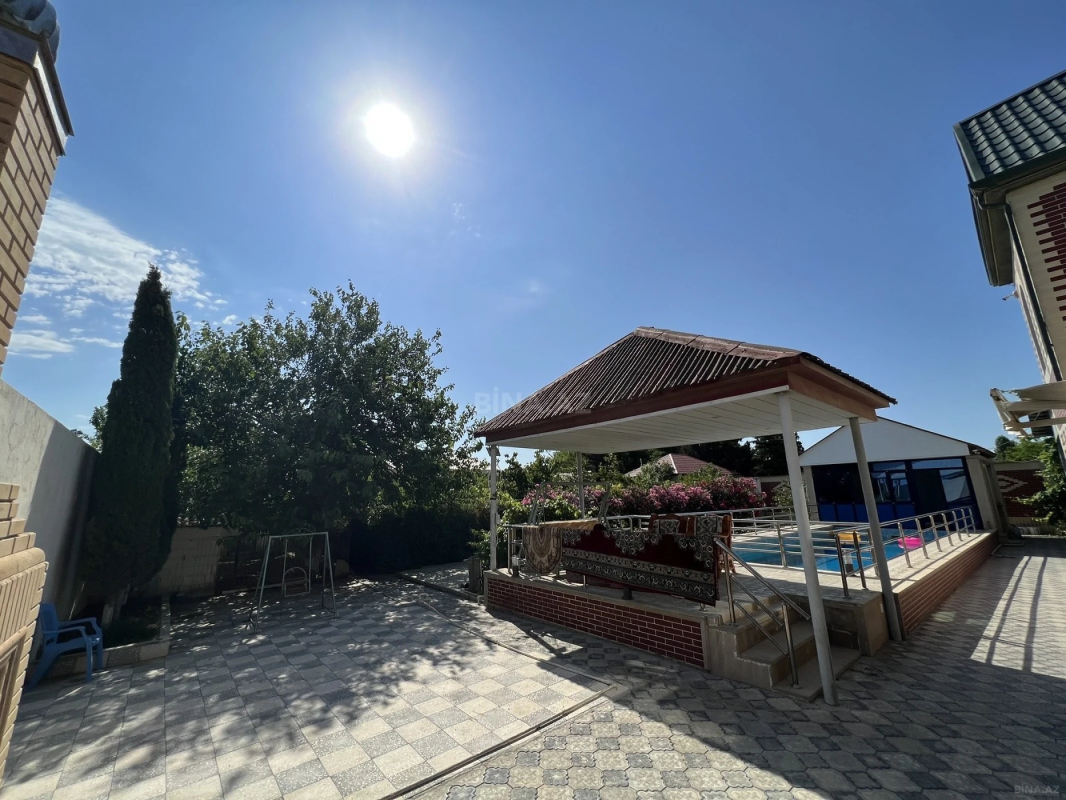 Satılır 9 otaqlı həyət evi 370 m²
