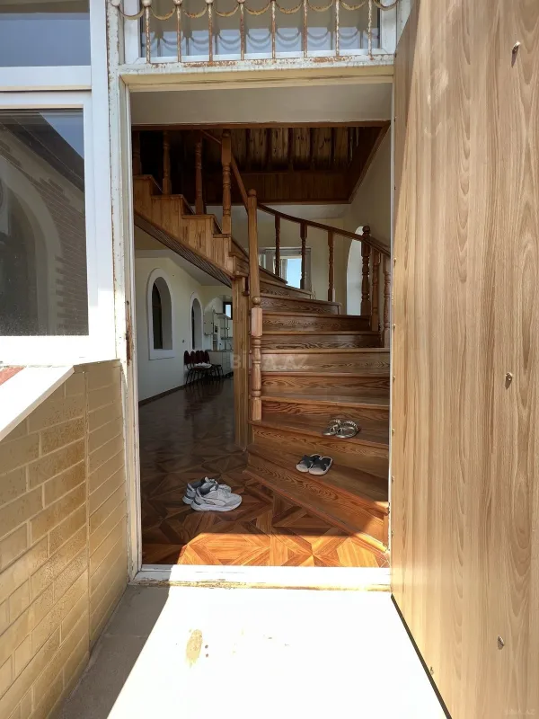 Satılır 9 otaqlı həyət evi 370 m²