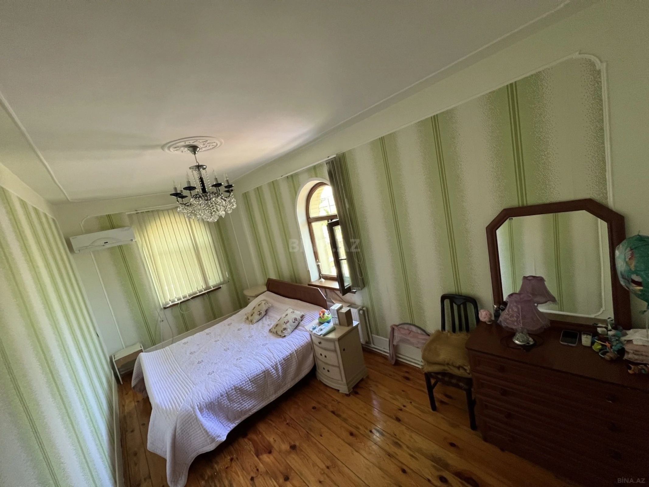 Satılır 9 otaqlı həyət evi 370 m²