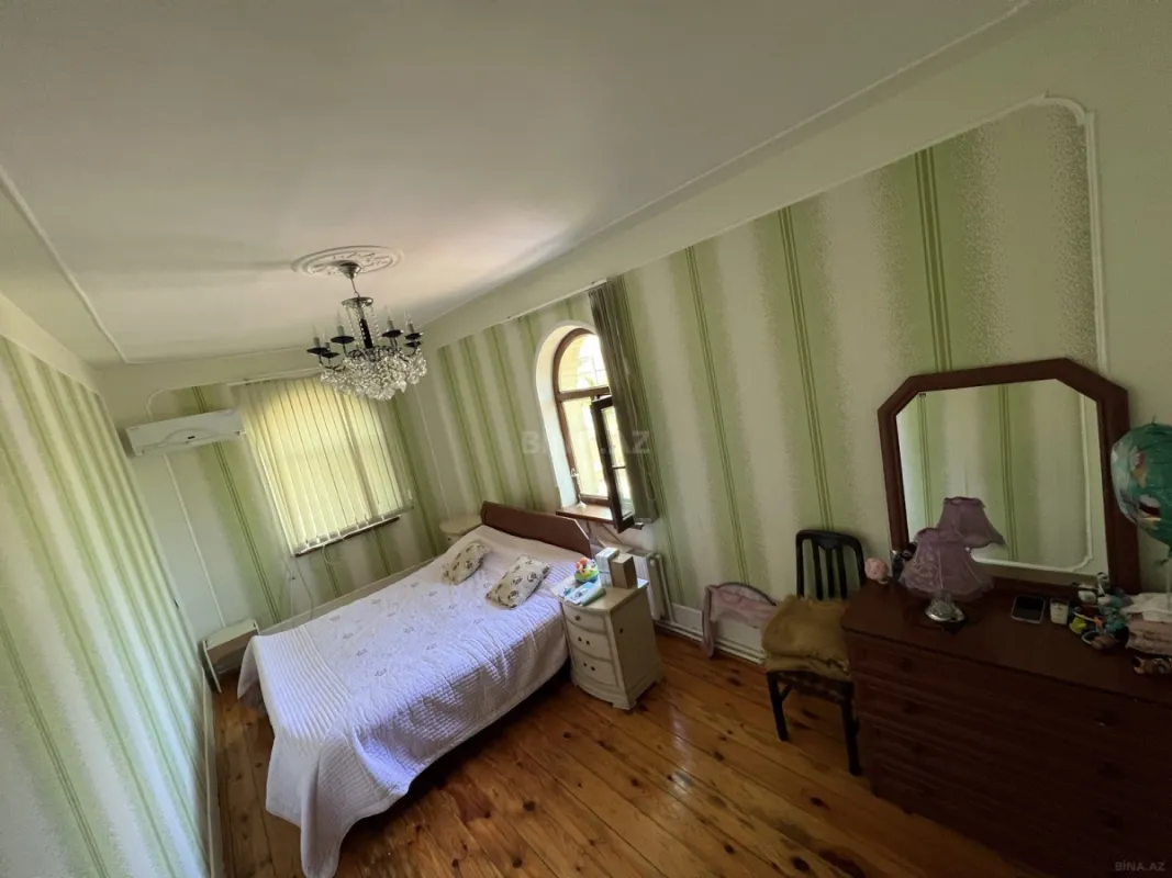 Satılır 9 otaqlı həyət evi 370 m²