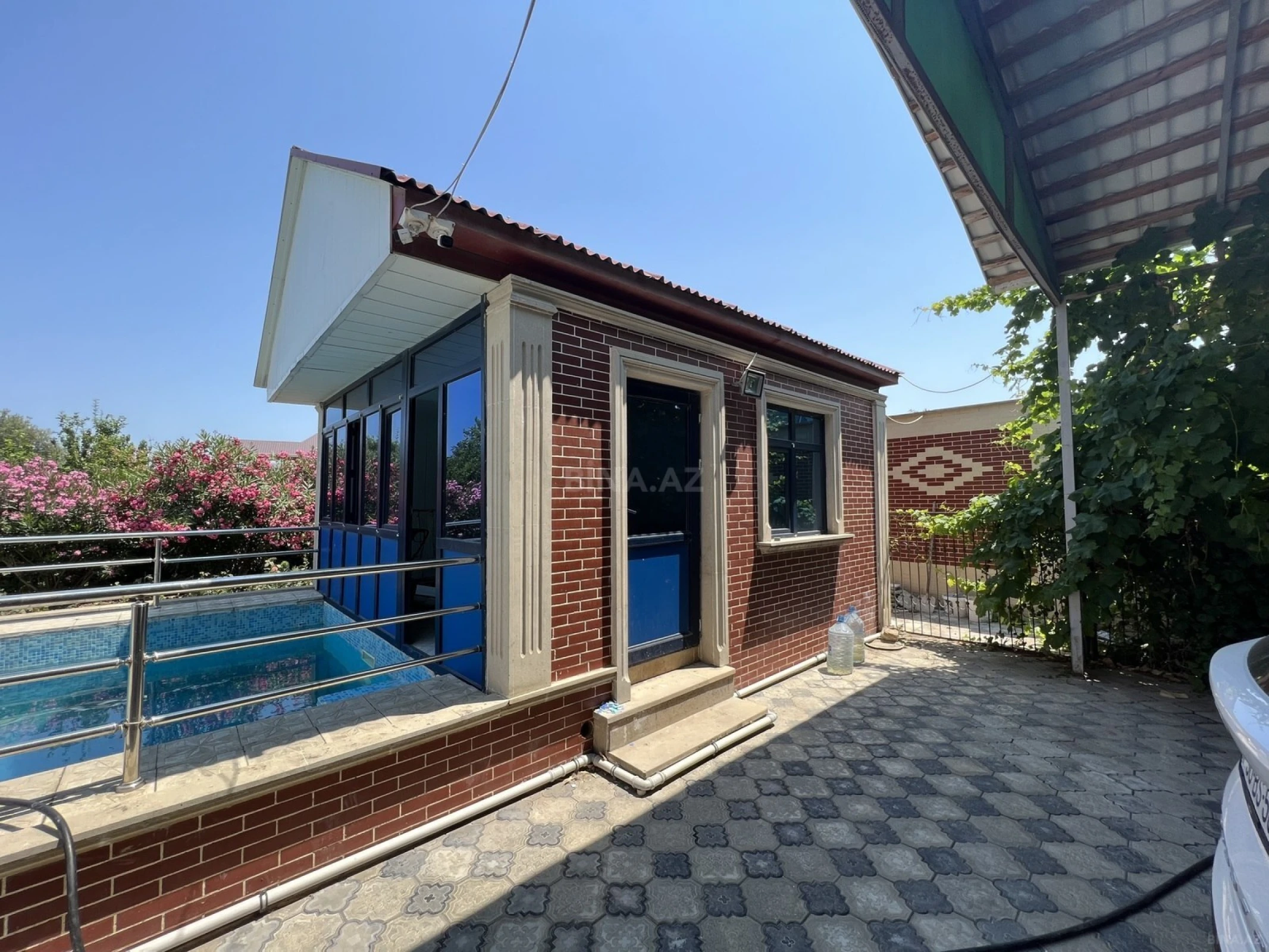 Satılır 9 otaqlı həyət evi 370 m²