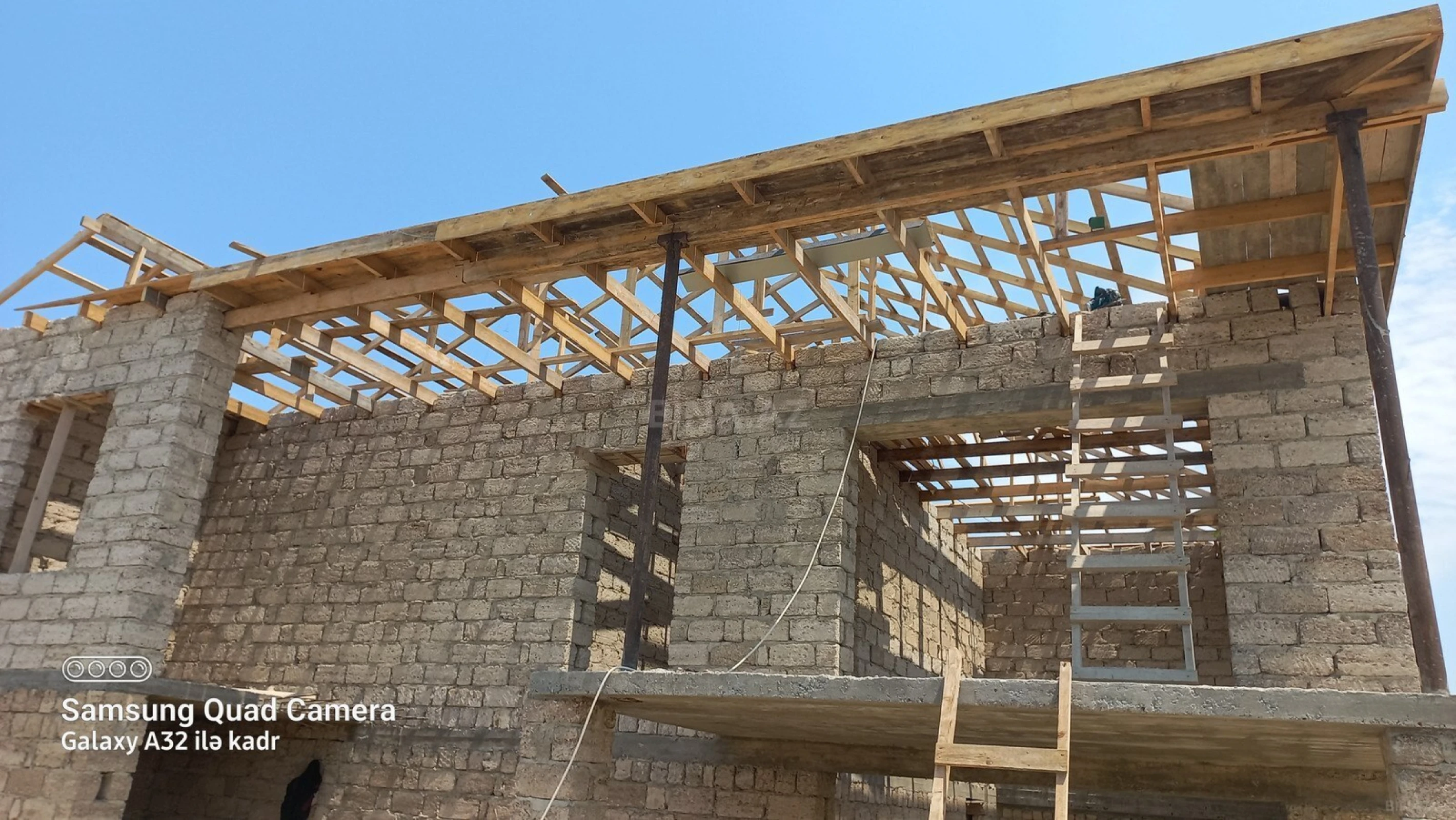 Satılır 6 otaqlı həyət evi 300 m²