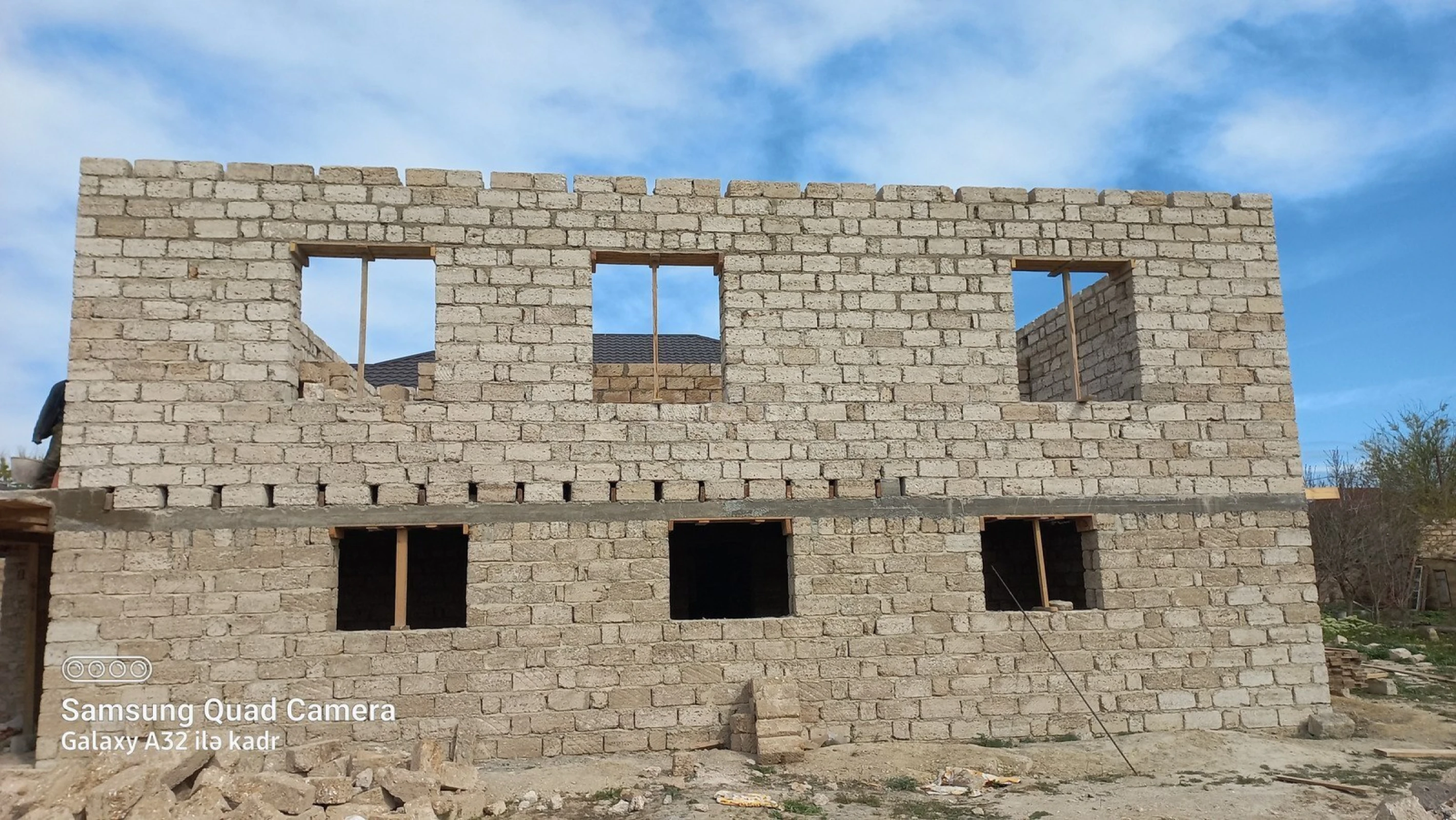 Satılır 6 otaqlı həyət evi 300 m²