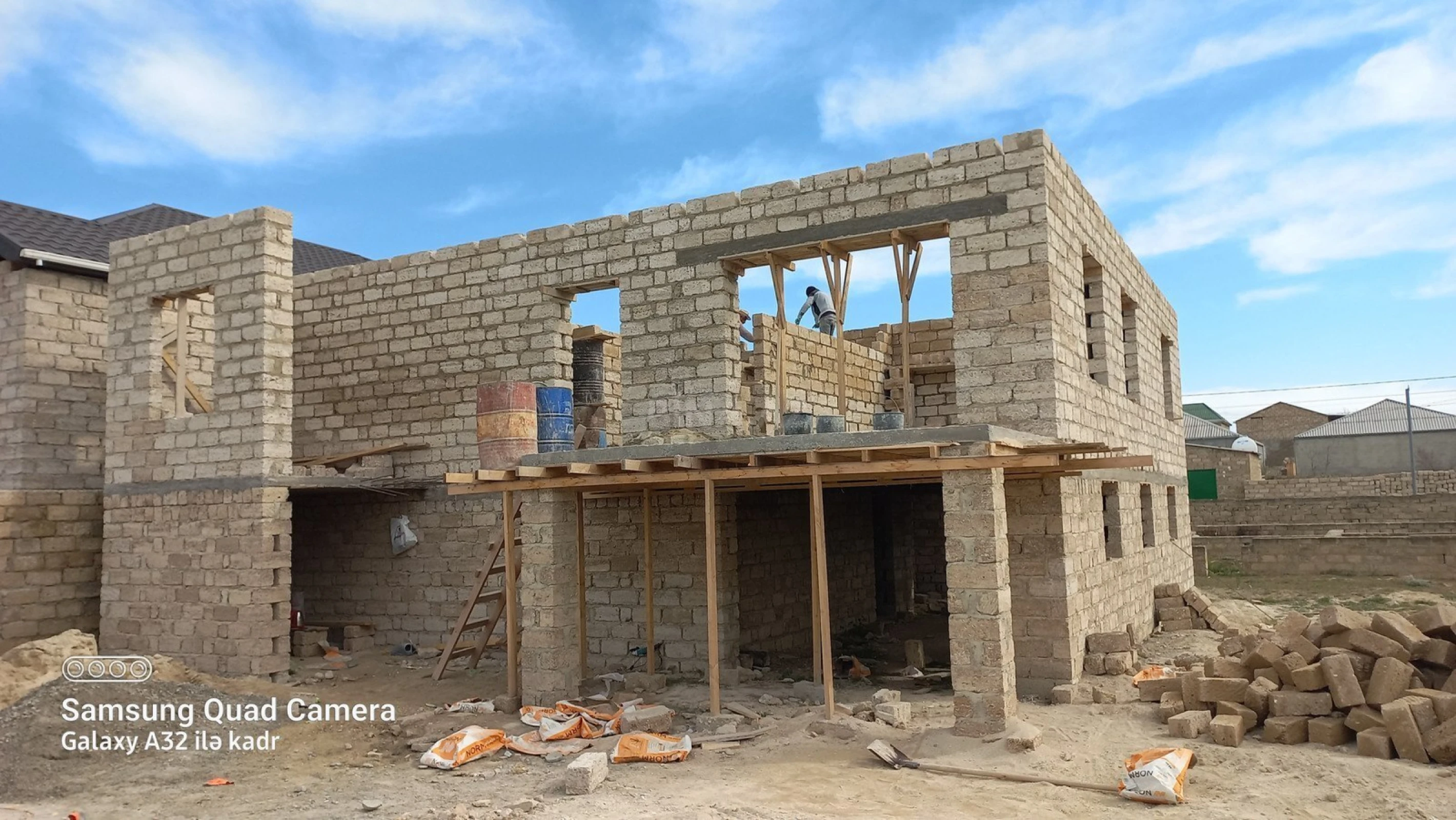 Satılır 6 otaqlı həyət evi 300 m²