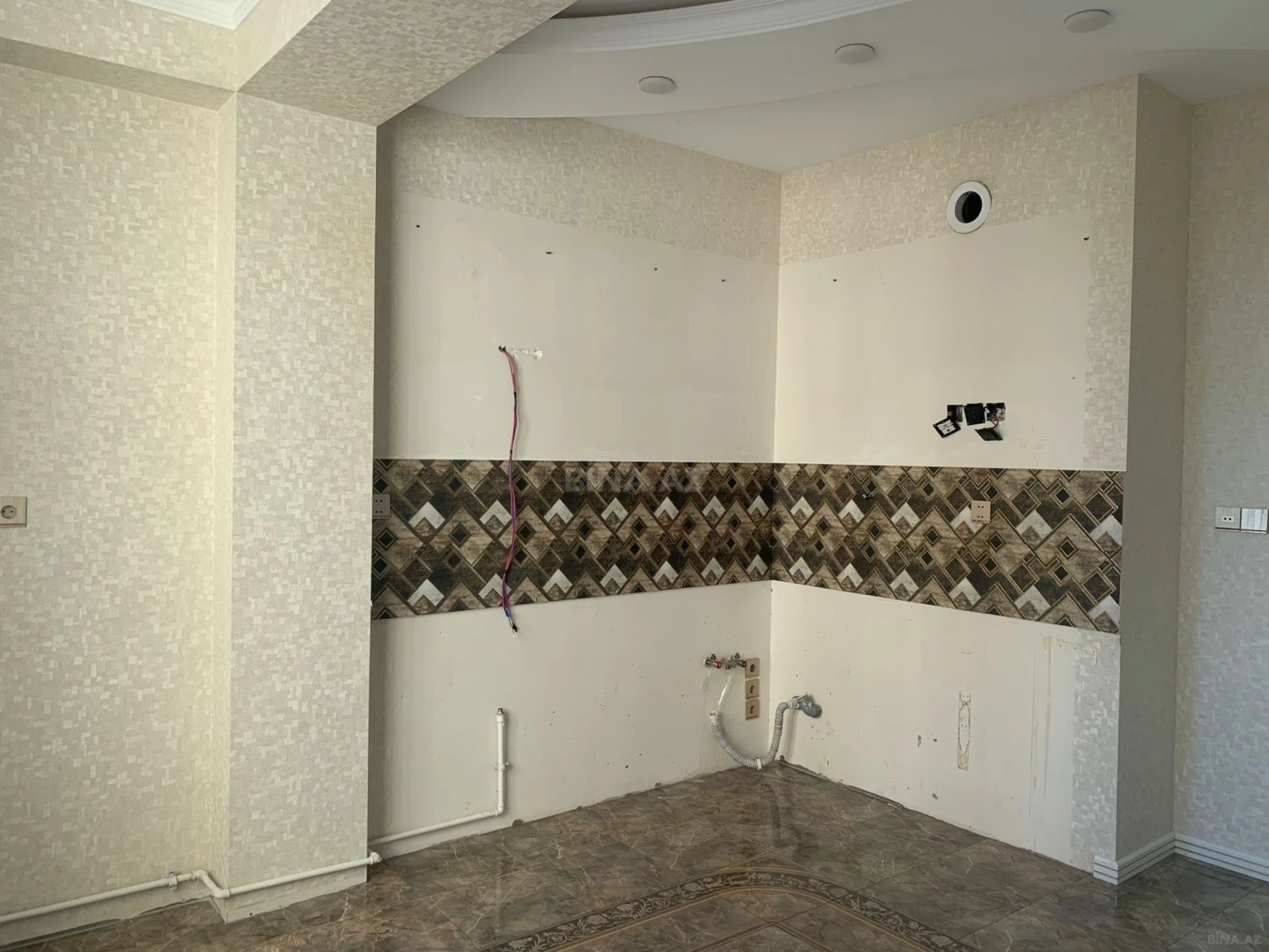 Satılır 4 otaqlı mənzil 150 m²