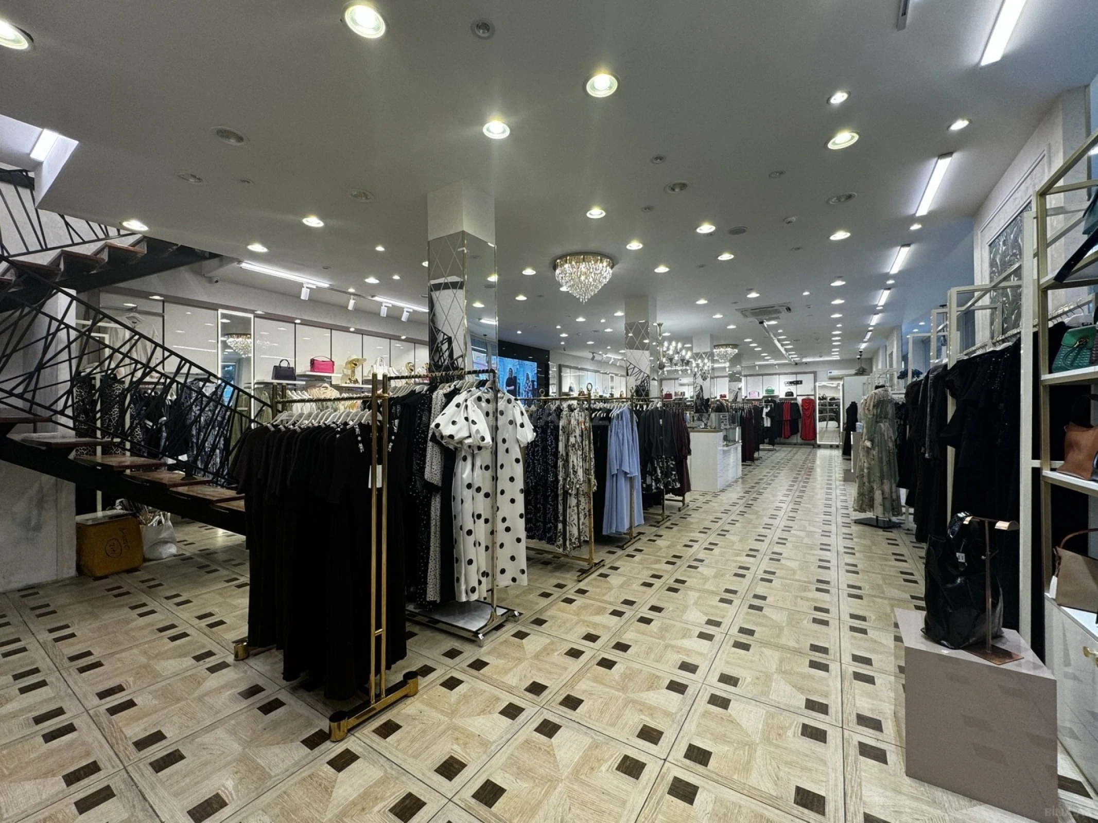 Satılır obyekt 700 m²