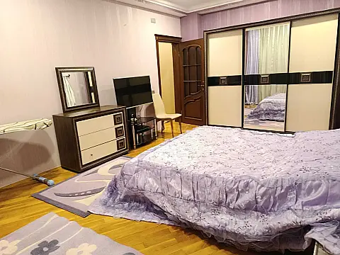 Satılır 4 otaqlı mənzil 151 m²