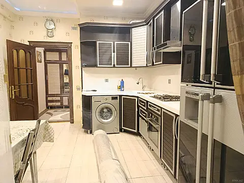 Satılır 4 otaqlı mənzil 151 m²