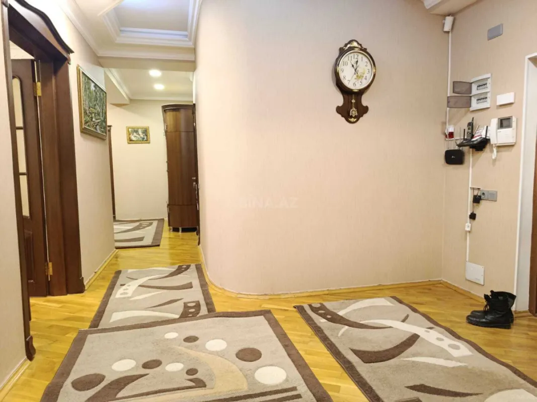 Satılır 4 otaqlı mənzil 151 m²
