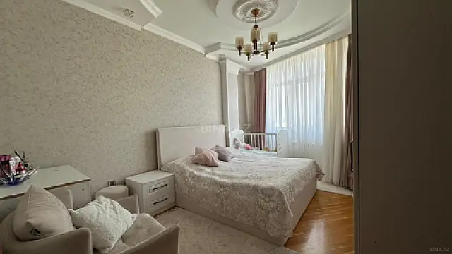 Satılır 3 otaqlı mənzil 140 m²