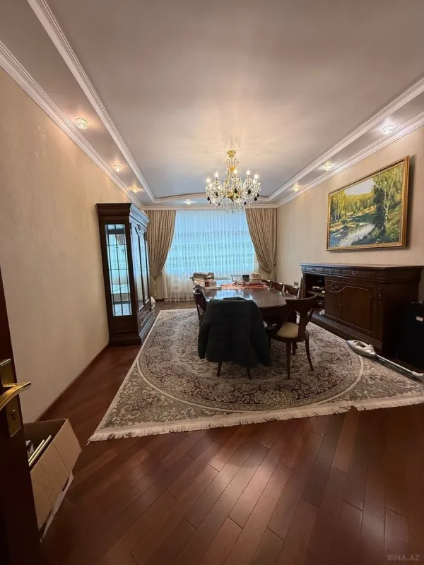 Satılır 5 otaqlı mənzil 202 m²