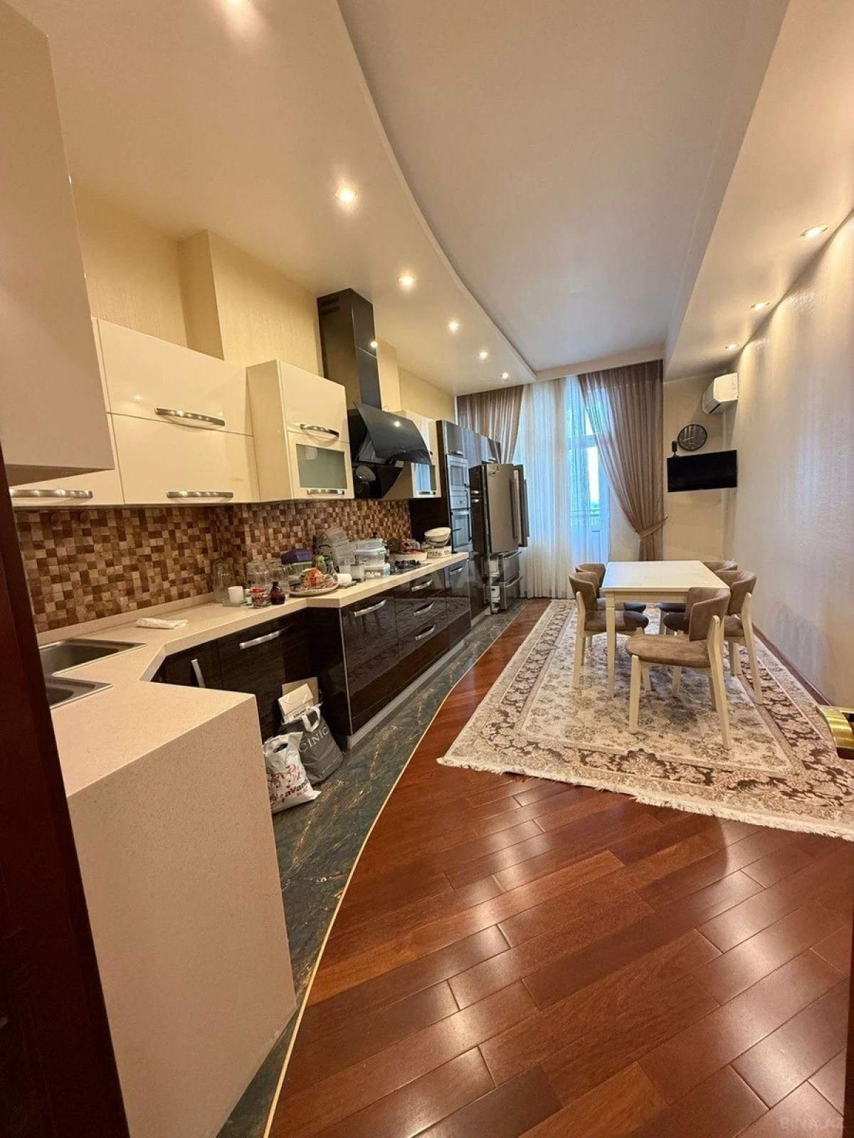 Satılır 5 otaqlı mənzil 202 m²