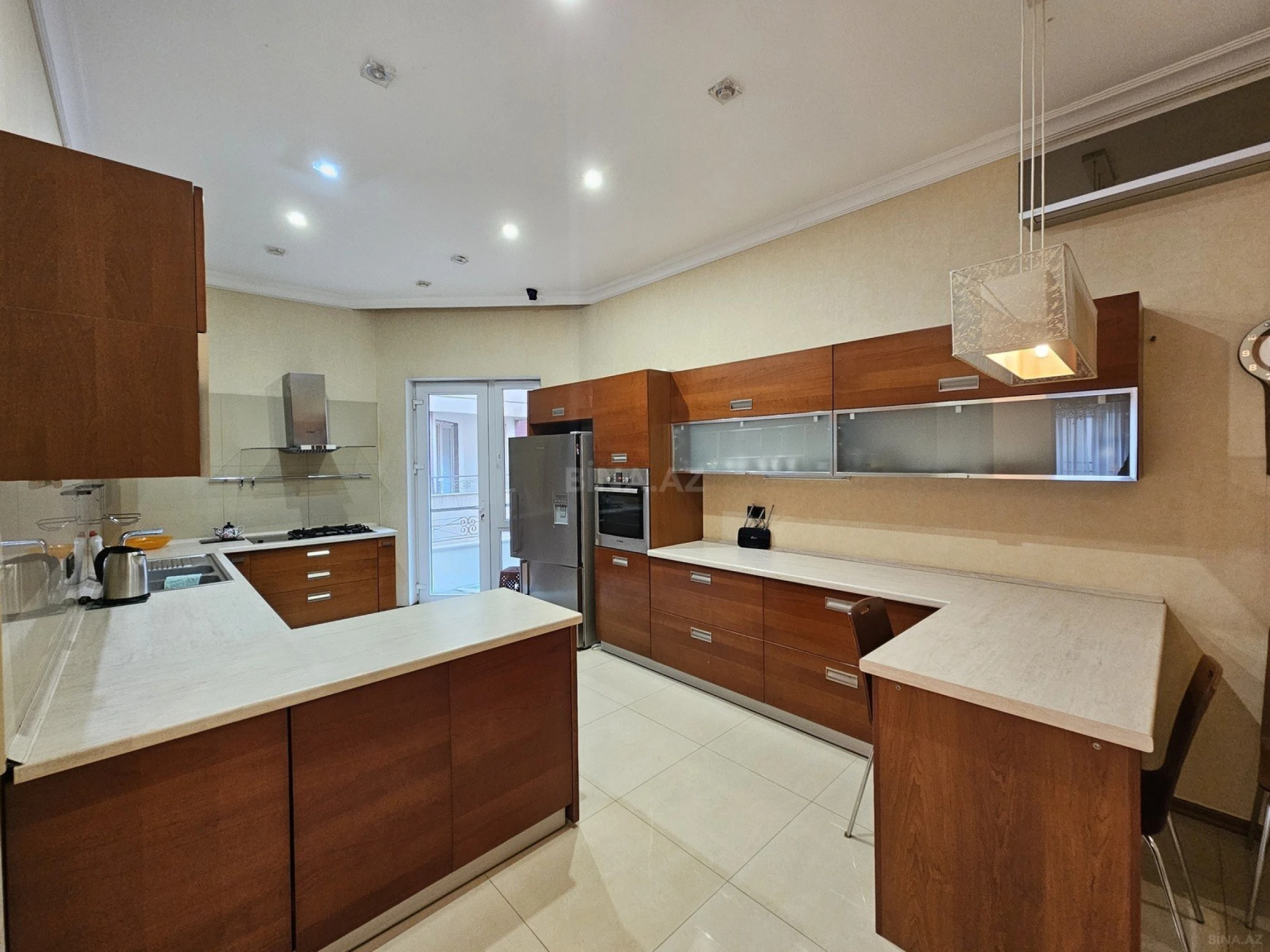 Kirayə verilir 3 otaqlı mənzil 180 m²
