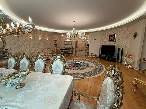 Satılır 4 otaqlı mənzil 235 m²