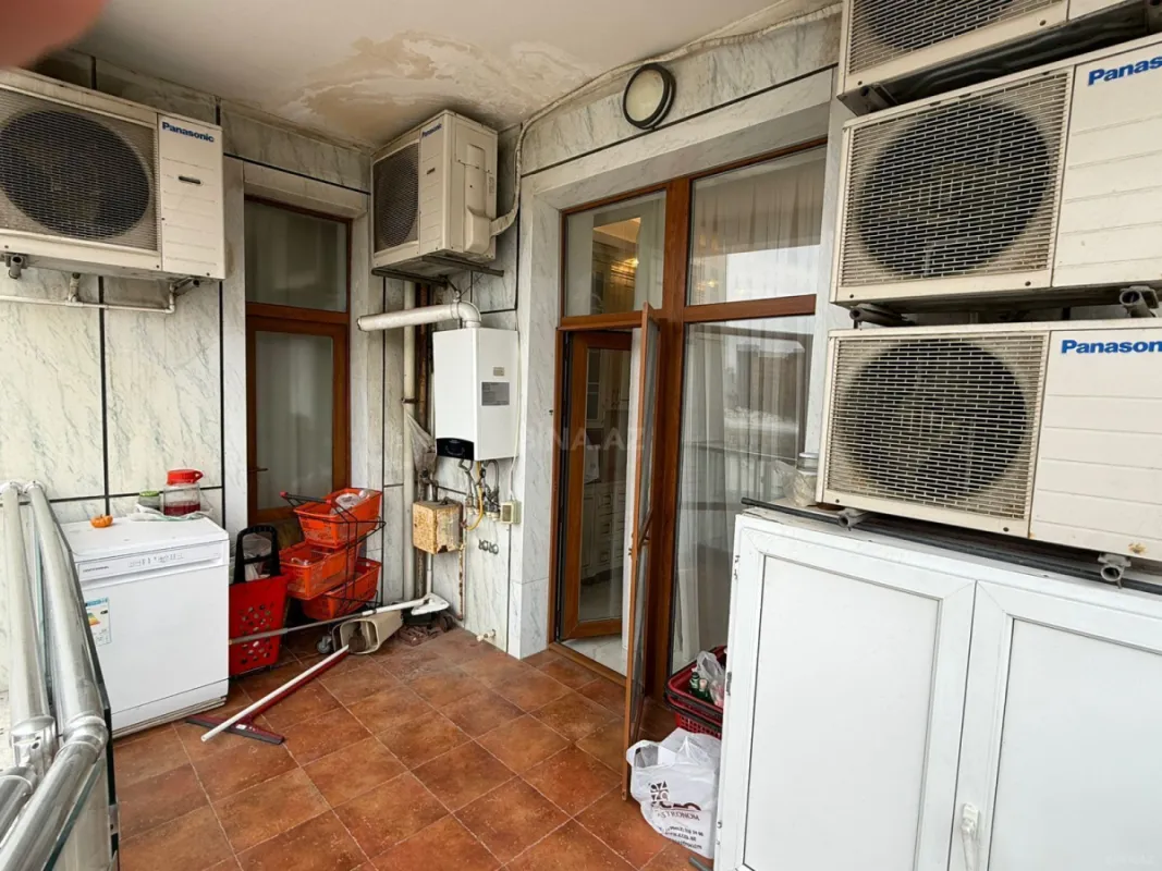 Satılır 4 otaqlı mənzil 235 m²