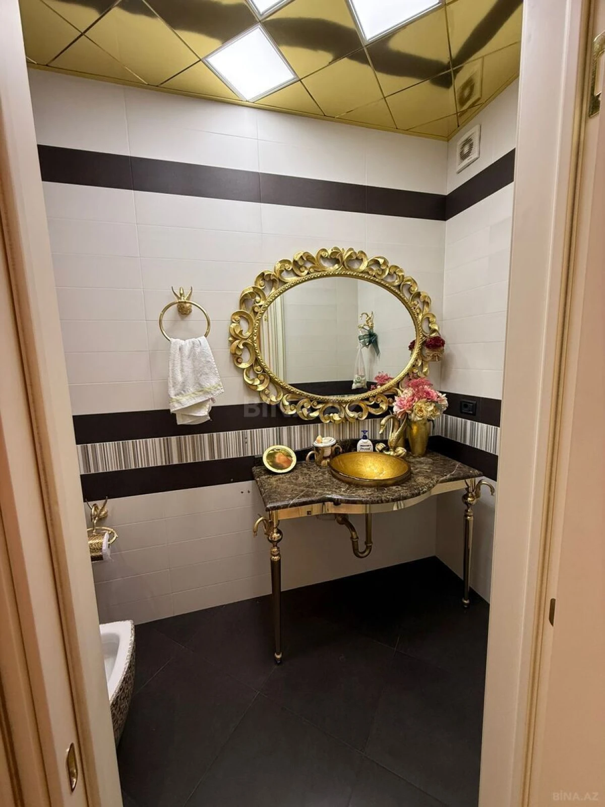 Satılır 4 otaqlı mənzil 235 m²