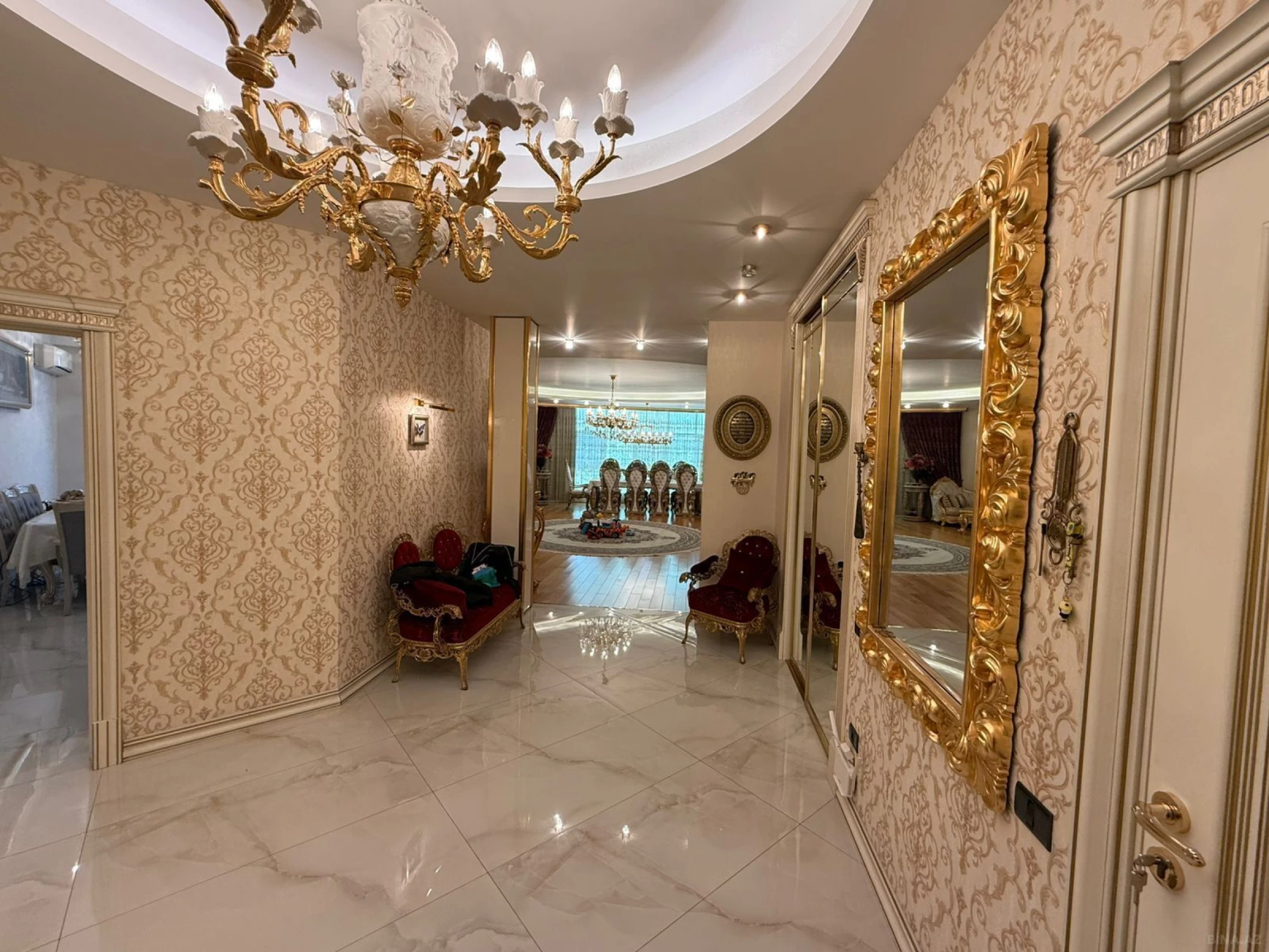 Satılır 4 otaqlı mənzil 235 m²