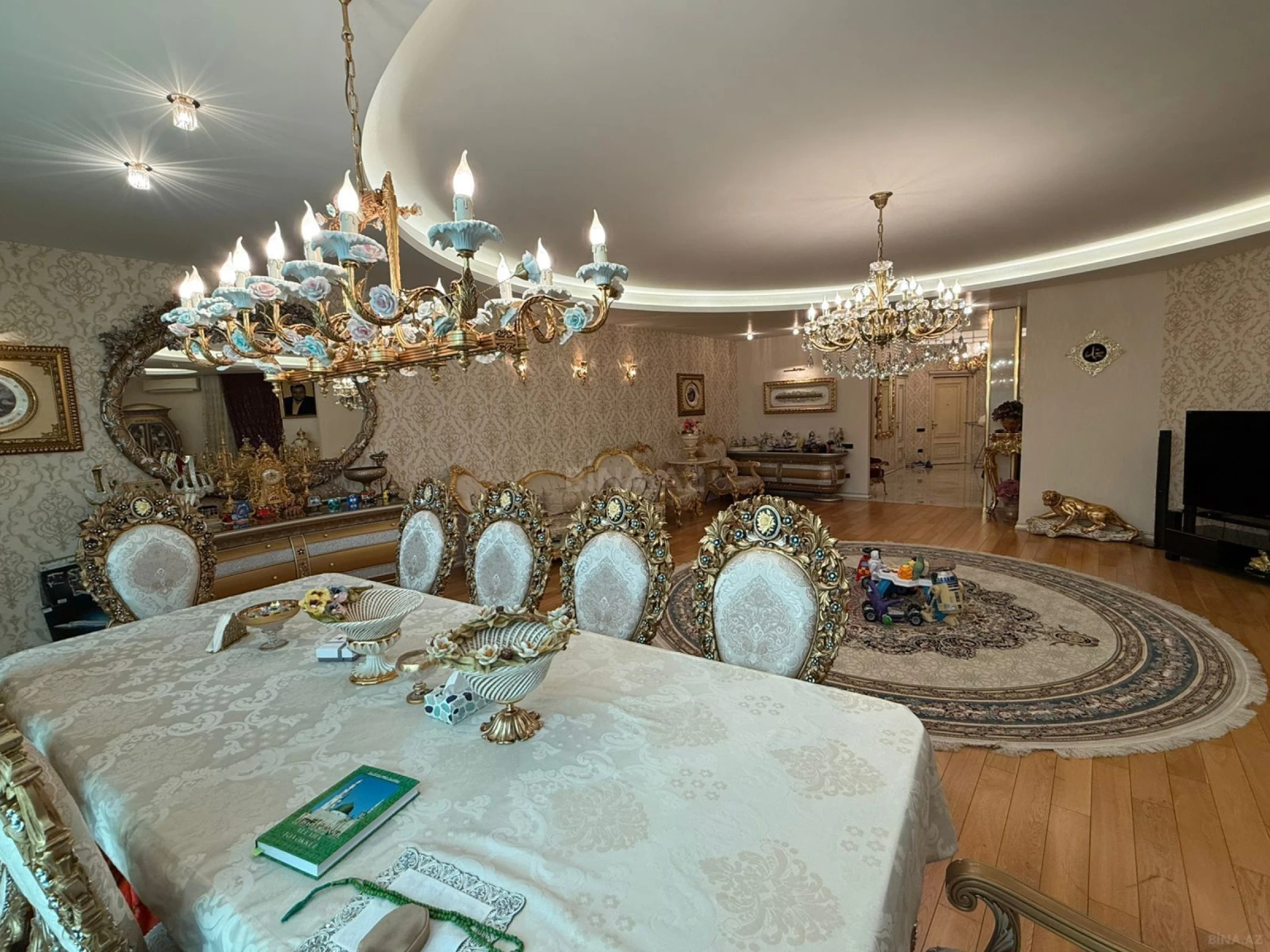 Satılır 4 otaqlı mənzil 235 m²