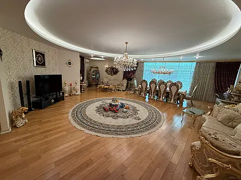 Satılır 4 otaqlı mənzil 235 m²