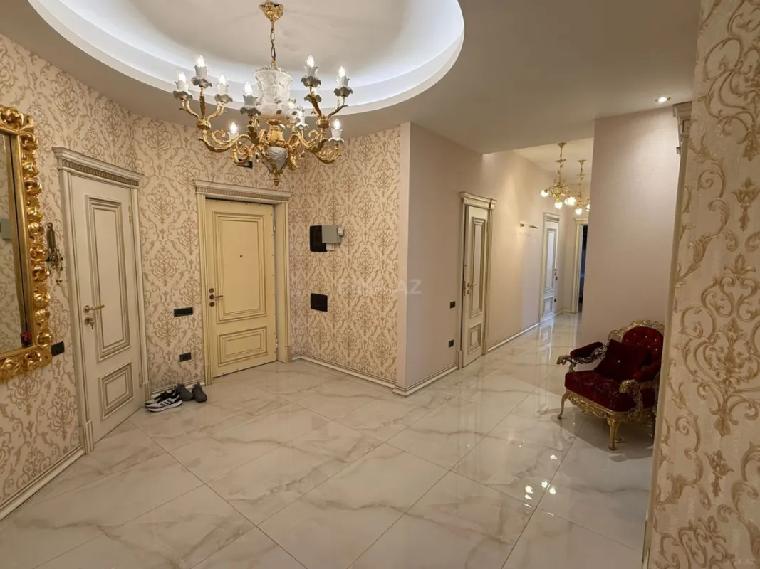 Satılır 4 otaqlı mənzil 235 m²